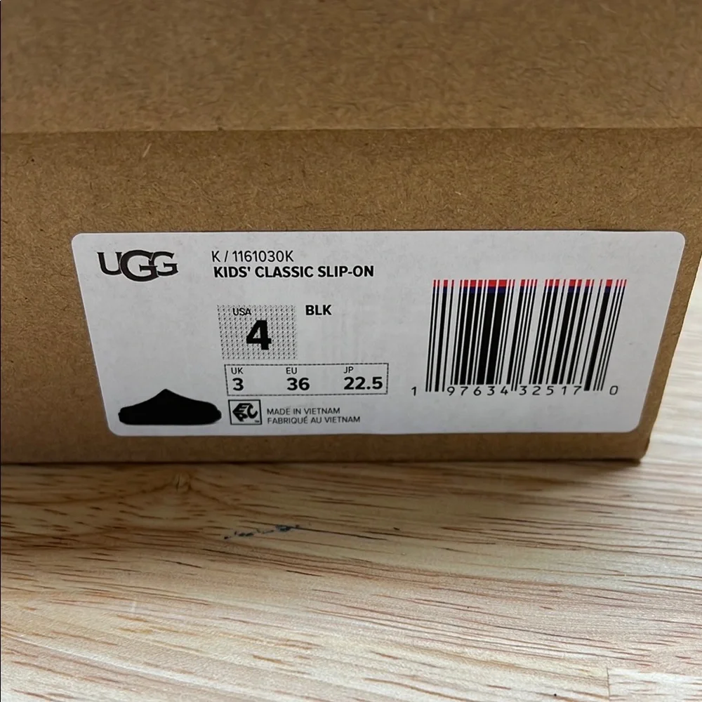 UGG 4 Youth‎ Kids Classic Slip On Black Suede Slippers